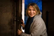 Emma Winarve (Frida Hallgren) betritt die Kirche zur Lucia-Prozession kommt in die Kirche.