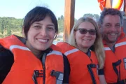 Insel Chiloé in Chile. Die Passagiere Petra und Frank Fautz wollen die Architektur und insbesondere die Stelzenhäuser von Chiloé anschauen - dazu treffen sie die Architektin Tania Gebauer (links).
