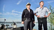 Nele Fehrenbach (Floriane Daniel, l.) und ihr Kollege Pirmin Spitznagel (Simon Werdelis, r.) müssen einen schrecklichen Unfall aufklären.