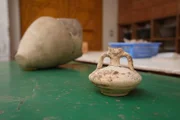 Antike Töpferwaren aus der Ausgrabungsstätte Pi Ramesses werden konserviert und im Lagerraum in Ägypten aufbewahrt.