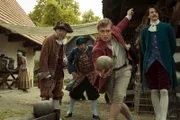 Beim Kegeln lässt sich eine Menge Geld verspielen. Auch Erik (David Schütter, 2.v.r.) und Rübezahl als Kaufmann (Sabin Tambrea, r.) versuchen sich darin.