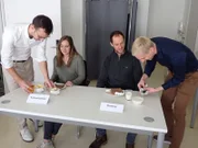 Die ProbandInnen bekommen das Frühstück für den Testversuch serviert.