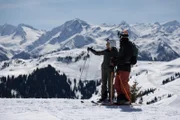 Portrait von Schauspielerin Kristina Sprenger und Protagonist beim Skifahren.