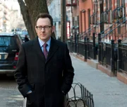 Finch (Michael Emerson) stellt Überlegungen an, warum ihre neue "Person of Interest" erst seit zwei Monaten eine Sozialversicherungsnummer hat. Das es sich um ein Baby handelt, ahnt er zunächst nicht...