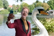 Roderick Brüggemann (Uke Bosse) macht Selfies mit dem geklauten Schwanen-Tretboot.