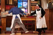 Als seine Tochter Gloria ins Kloster gehen will, wird es Sternekoch Andreas Reitmeier zu viel. Er verschwindet von der Bildfläche und mietet sich inkognito in einem Frauenkloster ein, um mit allen Mitteln zu verhindern, dass seine Gloria dort die Profess ablegt. Ein Leben in Armut, Keuschheit und Gehorsam? Ausgeschlossen! Er hat völlig andere Pläne mit ihr! Von links: Max Löffler (Sebastian Edtbauer), der Mitarbeiter vom Sternekoch, und Schwester Maria (Ursula Maria Burkhart).
