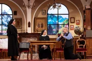 Als seine Tochter Gloria ins Kloster gehen will, wird es Sternekoch Andreas Reitmeier zu viel. Er verschwindet von der Bildfläche und mietet sich inkognito in einem Frauenkloster ein, um mit allen Mitteln zu verhindern, dass seine Gloria dort die Profess ablegt. Ein Leben in Armut, Keuschheit und Gehorsam? Ausgeschlossen! Er hat völlig andere Pläne mit ihr! Von links: Schwester Maria (Ursula Maria Burkhart), Schwester Scholastika (Heide Ackermann) und Sternekoch Andreas Reitmeier (Dieter Fischer).