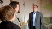 Jan Uwe Pettersen (Christoph Tomanek, r.), großzügiger Spender und Vater eines blinden Jungen, wollte Martin Schmitts Kündigung erzwingen. Ihm war die gute Beziehung zwischen seinem Sohn Daniel und dem homosexuellen Pfleger ein Dorn im Auge. Er ist sich sicher: Schmitt hat seinen hilflosen Jungen ausgenutzt und missbraucht. Katrin Börensen (Claudia Schmutzler, l.) und Sven Herzog (Michael Härle, M.) müssen sich auch diese Meinung anhören, um sich selbst ein Bild zu machen.