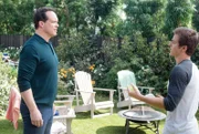 (v.li.): Diedrich Bader (Greg Otto), Peyton Meyer (Trip Windsor).