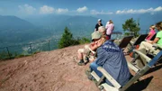 Moderatorin Andrea Jansen (vorne l.) auf dem Knottnkino oberhalb Meran.