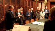 Michael Max mit Vorstandsmitgliedern des US Holocaust Memorial Museums und Nachfahren von Überlebenden der Shoah im Archiv des Institutes Santa Maria del Anima.