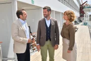 Der Journalist Enrico Schuster (Jens Kipper, l.) versucht, über Gaby Wuschansky (Marion Kracht, r.) und Hochzeitsplaner Tom (Jan Hartmann, M.) an neuste Informationen über den Schlagersänger "Lou" König zu kommen.