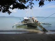 Banca-Boat-Fähre ankert vor Palawan.