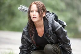 Die 16-j&auml;hrige Katniss (Jennifer Lawrence) aus Distrikt 12 wird zu den m&ouml;rderischen 74. Hungerspielen in die Arena geschickt. Bereits innerhalb der ersten Wettkampfstunden sind die meisten Mitk&auml;mpfer tot. Da schlie&szlig;en sich die &Uuml;berlebenden zusammen, um ihre st&auml;rkste Konkurrentin auszuschalten: Katniss!