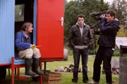 Flori hat seine Probleme, den Regisseur von Lansing fernzuhalten. Von links: Xaver (Michael Schreiner), Florian Brunner (Tommy Schwimmer) und Regisseur Greinsdorf (Björn Bugri).