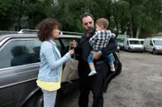 Harry (Maria Ketikidou, l.) verabschiedet sich von ihrem Freund Can Topal (Adnan Maral, M.) und dem gemeinsamen Sohn Matthies. Die beiden sollen sich in Sicherheit bringen, bis sie ihre Aussage gemacht hat.