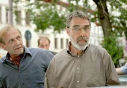 Prof. Baumgart (Gunter Schoß, rechts) und Dr. Chemnitz (Klaus Kranzkowski) rätseln, wo sich der entlaufene Schimpanse Ringo aufhalten könnte.