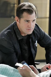 Nick (George Eads) befragt Wes Clyborn zu dem Tathergang.