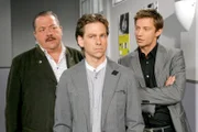Die Kommissare Korbinian Hofer und Sven Hansen ahnen, dass Peter Martinek, der Sohn des Opfers, nicht die Wahrheit sagt (v.li.: Joseph Hannesschläger, Andreas Nickl, Igor Jeftic).