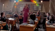 Die Lehrerin Frau Fünfzack (Amanda Holden) ist unerwartet auf der Graustein Akademie aufgetaucht. Der Zauberrat hat sie geschickt - sie soll in den Klassen moderne Zauberei unterrichten. Oder soll sie sogar die neue Direktorin werden? Die Erstklässler sind auf jeden Fall von ihrem modernen Zaubergesang begeistert.