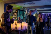 Stan (Florian Kroop) erzählt Marc (Timmi Trinks) und Madeleine (Birte Hanusrichter), dass Jasper und Ronald sich wegen Geld gestritten haben.
