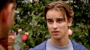 Till (Francesco Oscar Schramm, r.) schwänzt die Schule, weil er wieder gemobbt wird. Arthur (Vivian Frey, l.) löst das Problem pragmatisch und gibt Tills Klassenkameraden Geld.