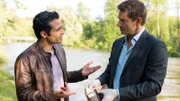 Die Kommissare Kaya (Baran Hęvî, l.) und Hansen (Igor Jefti?, r.) entdecken am Tatort Hansens Portemonnaie.