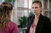 Viktoria (Isabella Krieger, l.) erzählt Sina Meerwald (Isabel Thierauch, r.) die Wahrheit über ihren Mann Jo und seine Diagnose.
