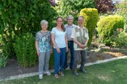 Monika (78, l.) und Alfred (80, 2.v.r.) sind bisher Bernds (52, r.) rechtliche Betreuer. Sie würden sich wünschen, dass Lydia (48, 2.v.l.) die Betreuung von ihnen übernimmt. Monika und Alfred sind die Eltern von Lydia und Bernd.