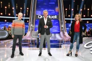 Moderator Jörg Pilawa (M.) mit den Kandidat:innen des Teams "Stand-up": Den Comedians Michael Mittermeier (l.) und Lisa Feller (r.).