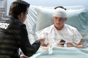 Nick (George Eads, l.) befragt Wes Clyborn (Jesse McCartney) zu dem Tathergang.