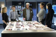 Die CSIler (v.li.) Julie (Elisabeth Shue), Henry (Jon Wellner), D.B. Russell (Ted Danson), Nick (George Eads) und Sara (Jorja Fox) sichten die Beweise und versuchen Licht ins Dunkel dieses verzwickten Mordfalles zu bringen.  +++