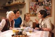 Brunners sind unendlich glücklich, als Fanny ihnen von Gregors Auftauchen erzählt. Von links: Theresa Brunner (Ursula Erber), Felix Brunner (Shayan Hartmann), Emma Brunner (Lotta Krebs) und Fanny Brunner (Katrin Lux).