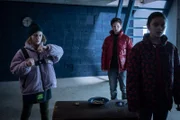 Paul (Malique Heidorn), Joyce (Matilda Willigalla, l.) und Finja (Amelie Rafolt Gomes, r.) sind in der geheimen Zentrale und wollen die ganze Wahrheit erfahren. Um jeden Preis?