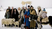 Dieses Weihnachtsfest wird alles andere als ruhig und besinnlich, denn in bunter Mischung trifft hier die ganze Familie mit all ihren Schwächen und Problemen aufeinander. V.l.n.r.: Malia (Cynthia Micas), Aimer (Jan Messutat), Karl (Friedrich von Thun), Rosalie (Gundi Ellert), Susan (Petra Schmidt-Schaller), Ben (Misel Maticevic), Anna (Sophie von Kessel), Miriam (Anneke Schwabe), Tom (Fabian Hinrichs), Stefan (Frederic Linkemann), Dina (Franziska Schlattner), Sharif (Arian Montgomery), davor sitzend Vince (Marc Hosemann).