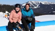 Freestylerin Mia macht mega coole Tricks mit ihren Ski und hilft Checker Tobi seinen ersten Trick auszuprobieren.
