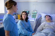 Alexandra (Friederike Linke, l.) weiß, dass es für Jasmin (Leslie-Vanessa Lill, M.) nicht leicht ist, die Verantwortung für ihren Bruder Sami (Ugur Ekeroglu, r.) zu übernehmen.