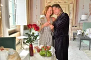 Gaby Wuschansky (Marion Kracht) und „Lou“ König (Uwe Fellensiek) sind zwar verheiratet, doch wohin die spontane Ehe führt, wissen beide noch nicht genau.