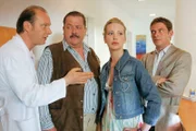Die Kommissare Korbinian Hofer und Christian Lind werden hellhörig als Zahnarzt Berthold Balzer seine Sprechstundenhilfe Barbara Frei verdächtigt (v.li.: Martin Brambach, Joseph Hannesschläger, Maren Scheel, Tom Mikulla).
