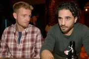 Paul (Niklas Osterloh, l.) merkt, dass Tobias (Jan Kittmann) mit Emilys Abfuhr ziemlich zu kämpfen hat.