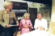 (v.li.): Kristina Sprenger (Karin Kofler), Andrea L’Arronge (Gräfin Schönberg), Heinz Marecek (Hannes Kofler).