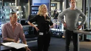 Wer hat Fred Blanchard umgebracht? Hodges (Wallace Langham, li.), Julie (Elisabeth Shue) und Nick (George Eads) stehen vor einem Rätsel und versuchen die Puzzleteile des Falles zusammenzusetzen.