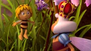 Maja übergibt das schön dekorierte Zepter an die Bienenkönigin.