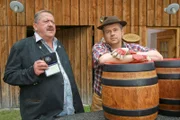 Kommissar Hofer (Joseph Hannesschläger, l.) verdächtigt Bierlieferant Aumüller (Rudi S. Gall, r.), aus Eifersucht gemordet zu haben.