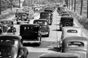 Die Dokumentationsreihe unternimmt eine Zeitreise von den Pariser Boulevards, auf denen die ersten „pferdelosen Kutschen“ fuhren, bis zu Hitlers Autobahnen, vom Ford T bis zum Citroën Traction Avant.