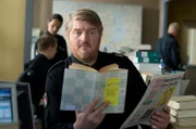 Hannes Krabbe (Marc Zwinz) entdeckt ein Buch über Graphologie und vertieft sich in die Analyse von Handschriften.