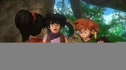 Scarlett zeigt Little John, Robin Hood und Tuck das Erpresserschreiben. Marian wurde auf dem Weg zu Robin von Banditen überfallen.