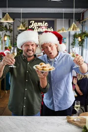 Jimmy Doherty (l.), Jamie Oliver. Die Verwendung des sendungsbezogenen Materials ist nur mit dem Hinweis und Verlinkung auf TVNOW gestattet.
