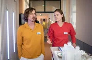 Seit Louisas Eltern im Klinikum sind, ist Louisa (Llewellyn Reichman, r.) abgelenkt von ihrer Arbeit. Lucas (Nils Brunkhorst, l.) belehrt sie, dass sie ihre Patienten nicht vernachlässigen darf.