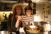 Gerade zu Weihnachten müssen Muriel (Nina Hoger, l.) und Merle (Lavinia Wilson, r.) ihrer Mutter Maren (Hannelore Hoger) im Restaurant unter die Arme greifen. Ob das sie von ihren Beziehungsproblemen ablenkt?